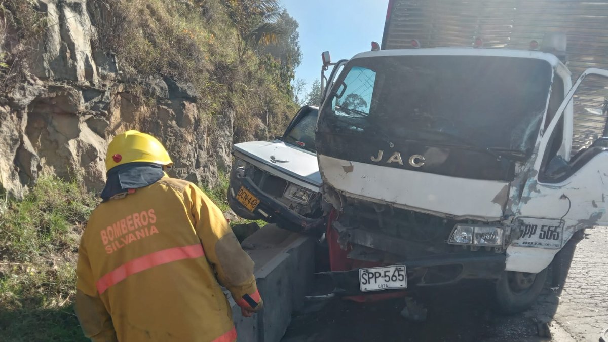 Aparatoso accidente entre furgón y 4 carros particulares en la vía Bogotá-Girardot El cuerpo de Bomberos de Cundinamarca informó en la mañana de este miércoles un aparatoso accidente de tránsito entre un camión tipo Furgón y otros cuatro vehículos cuando se encontraban transitando por la vía Bogotá-Girardot.