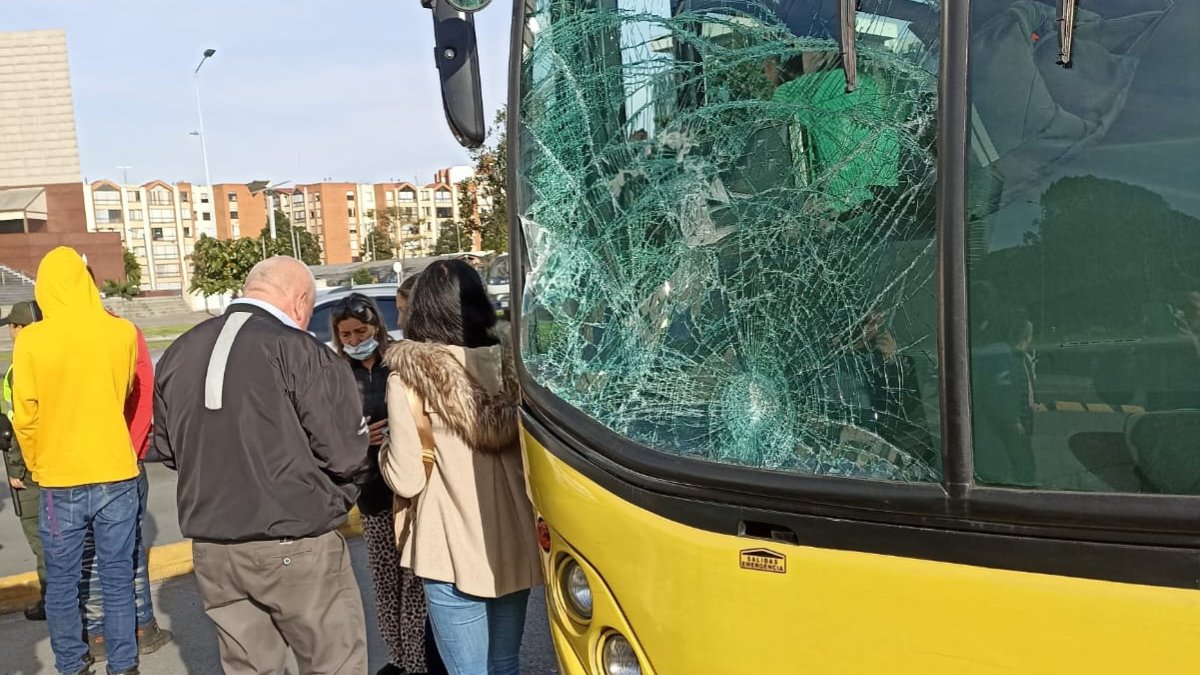 Caos en la movilidad por accidente entre bus de TransMilenio y peatón en la calle 26 Accidente entre bus de TransMilenio y peatón colapsa la movilidad en la calle 26 con Av. Rojas.