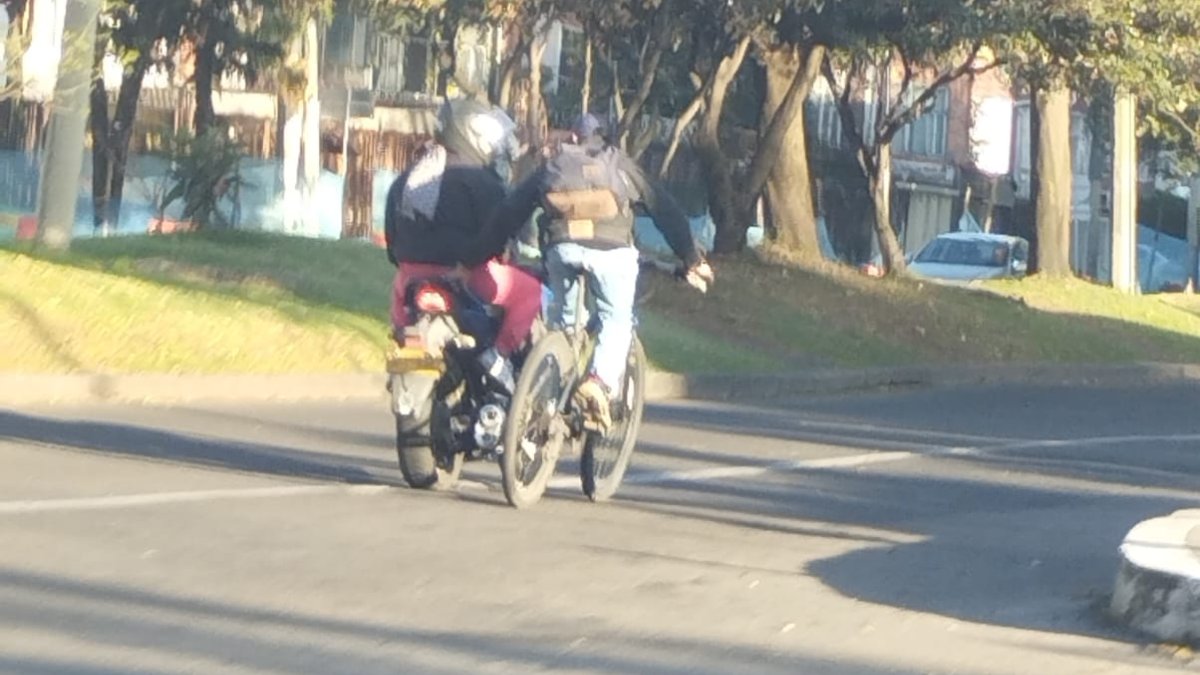 Ciclista arriesga su vida por ir agarrado de una motocicleta en Bogotá Lectores de Q'HUBO reportaron la imprudencia de un motociclista y un biciusuario que transitan agarrados por una vía de la capital. Vea el video aquí.
