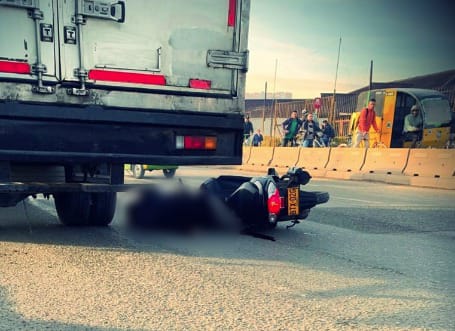 Una motociclista falleció en trágico accidente de tránsito en la Calle 13 Una mujer que se movilizaba en una motocicleta, falleció en un trágico accidente de tránsito registrado la mañana de este jueves en la calle 13.