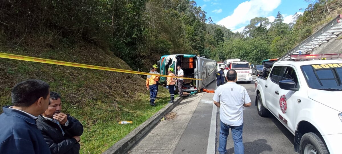 Conductor de bus intermunicipal falleció en accidente de tránsito en la vía Bogotá- Villeta La mañana de este martes, se registró un grave accidente de tránsito que cobró la vida del conductor de un bus intermunicipal, en la vía que de Bogotá conduce a Villeta.