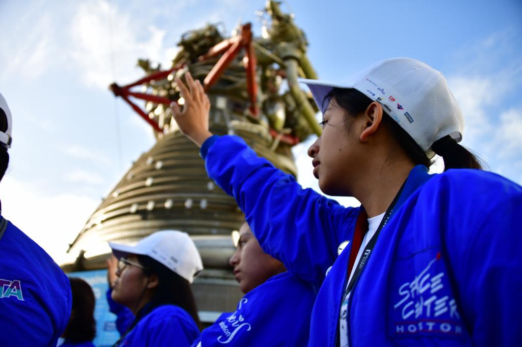 35 niñas colombianas viajarán a la NASA por el proyecto 'Ella es Astronauta' Durante la visita a la NASA, las 35 niñas podrán aprender de construcción de cohetes, robótica, simulaciones de viaje, el hábitat lunar y hasta sobre Marte con algunos astronautas.