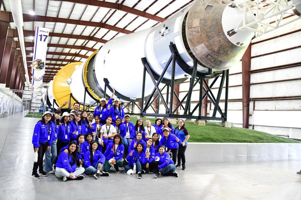 35 niñas colombianas viajarán a la NASA por el proyecto 'Ella es Astronauta' Durante la visita a la NASA, las 35 niñas podrán aprender de construcción de cohetes, robótica, simulaciones de viaje, el hábitat lunar y hasta sobre Marte con algunos astronautas.