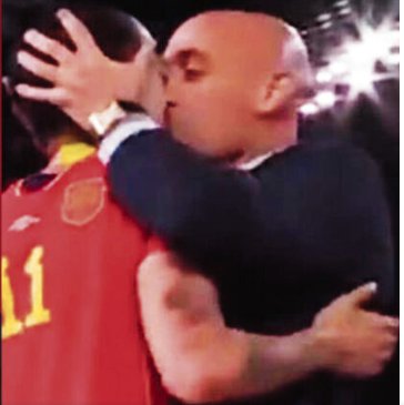 Presidente de la Federación Española de Fútbol renunciará por polémico beso a jugadora