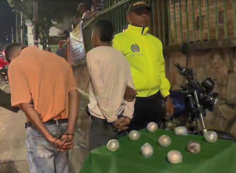EN VIDEO: Capturaron a dos sujetos que lanzaban esferas con estupefacientes a la cárcel Modelo