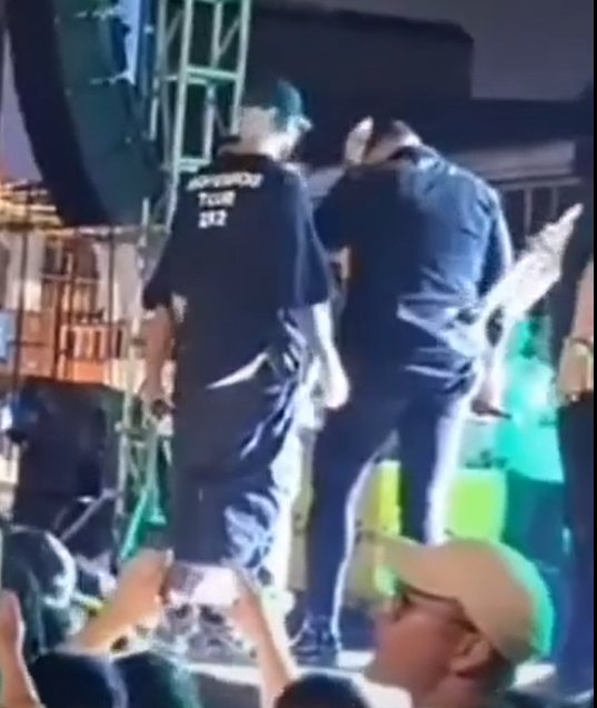 Impactante momento en el que golpean a Jessi Uribe en pleno concierto En video quedó registrado el momento en el que golpean a Jessi Uribe en medio de un concierto.
