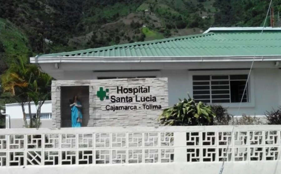 ¡Impactante! Hombre llegó a un hospital con un cuchillo incrustado en la cara Un impactante y alarmante suceso dejó en vilo a la localidad de Cajamarca, cuando cerca de las 11 de la noche un hombre llegó a las urgencias de la Unidad de Salud con un cuchillo incrustado en su rostro.
