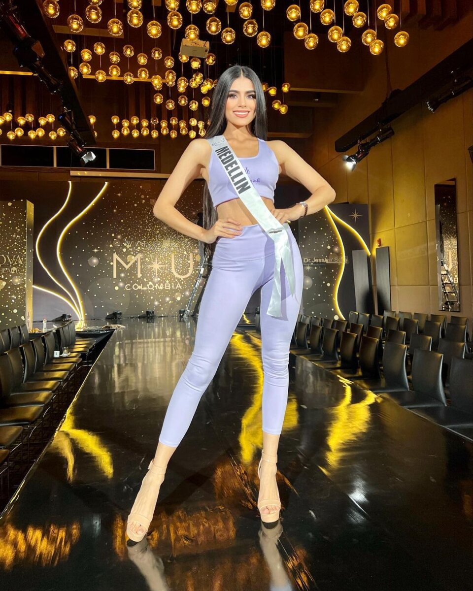 Polémica por palabras de Karen Sevillano a la señorita Medellín Karen Sevillano le dijo "prostitutica" a la señorita Medellín durante su pasarela en traje de Gala en el Miss Universe Colombia.