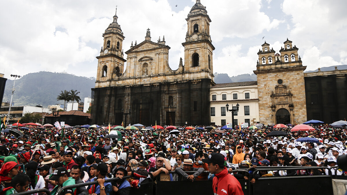 A esta hora manifestantes llegan a la Plaza de Bolívar A esta hora manifestantes llegan a la Plaza de Bolívar en Bogotá para apoyar al Gobierno.