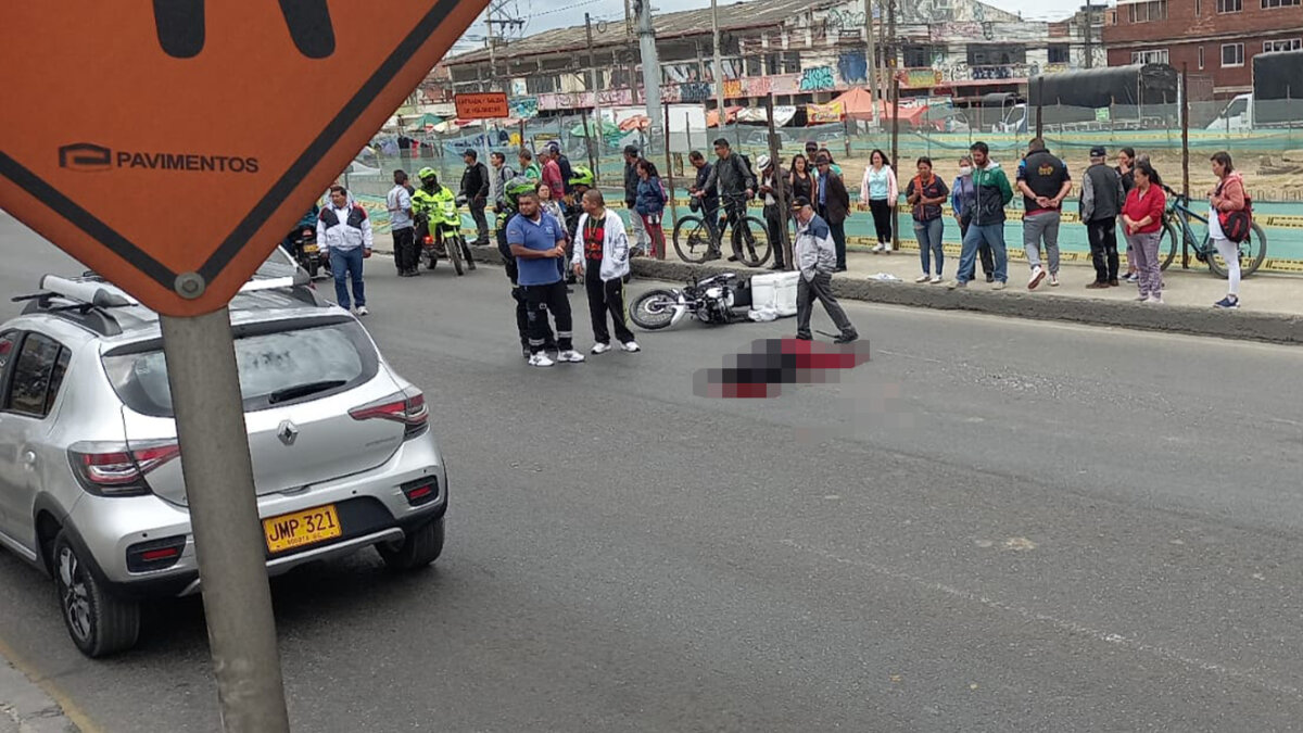 ÚLTIMA HORA: Grave accidente entre bus de TransMilenio y un motociclista en la Caracas En las últimas horas se registró un accidente de tránsito entre un bus de TransMilenio y un motociclista en la Av. Caracas.