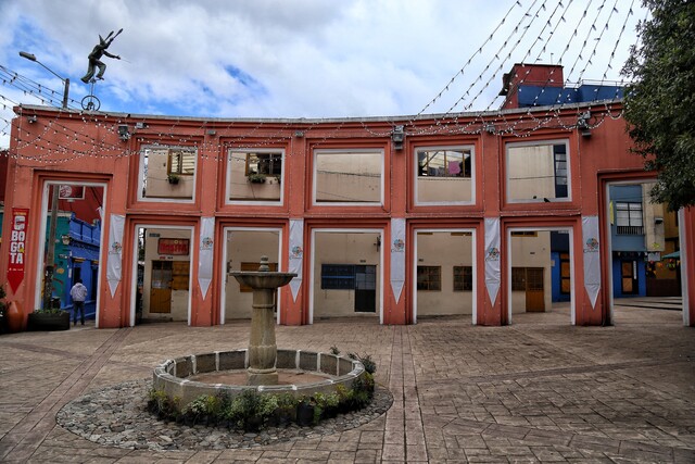 Prográmese para un recorrido arquitectónico en el centro de Bogotá #SáqueleProvecho El próximo sábado 23 de septiembre, se realizará un recorrido por el Distrito Creativo La Candelaria Santa Fe, en el centro bogotano, siguiendo el libro ‘Las casas que hablan’ de la escritora colombiana Elisa Mújica.