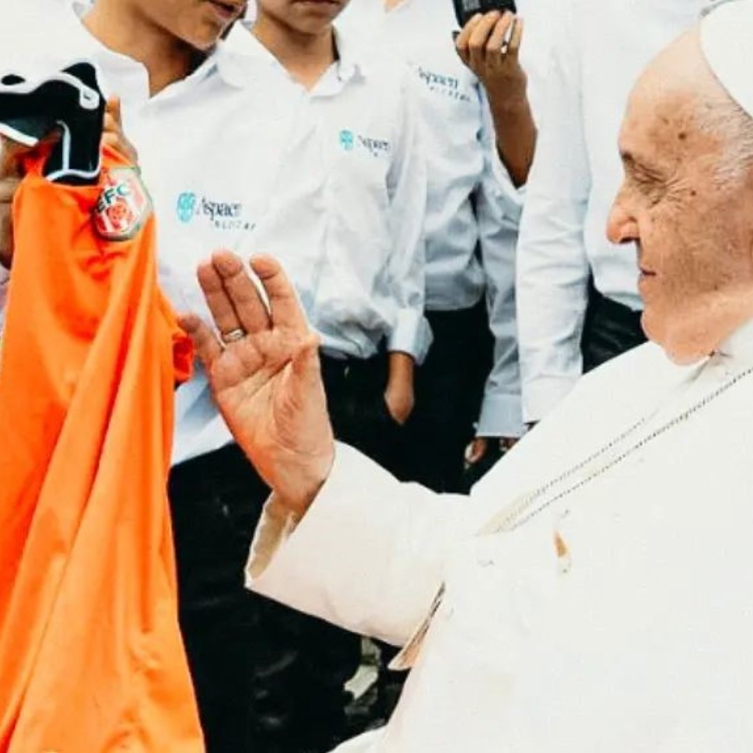¡Inesperado regalo! Papa Francisco recibió camiseta de un equipo colombiano Recientemente, Envigado FC compartió en sus redes sociales unas fotografías en donde se observa a un grupo de jóvenes teniendo una audiencia con el papa Francisco. En ese espacio, el sumo pontífice recibió la camiseta del equipo antioqueño. 