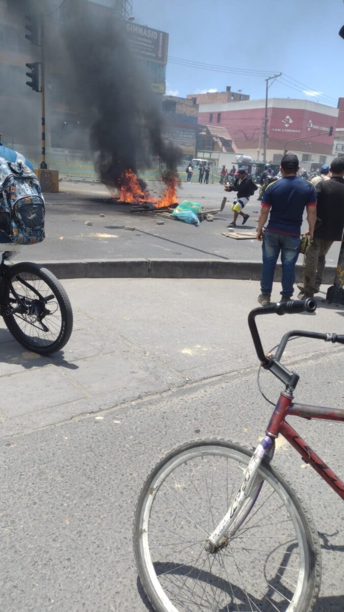 Caos en la movilidad por manifestaciones de bicitaxistas en Patio Bonito #AsíPasó A esta hora se presentan manifestaciones en la calle 38 sur, con Av. Ciudad de Cali, en el sector de Patio Bonito.