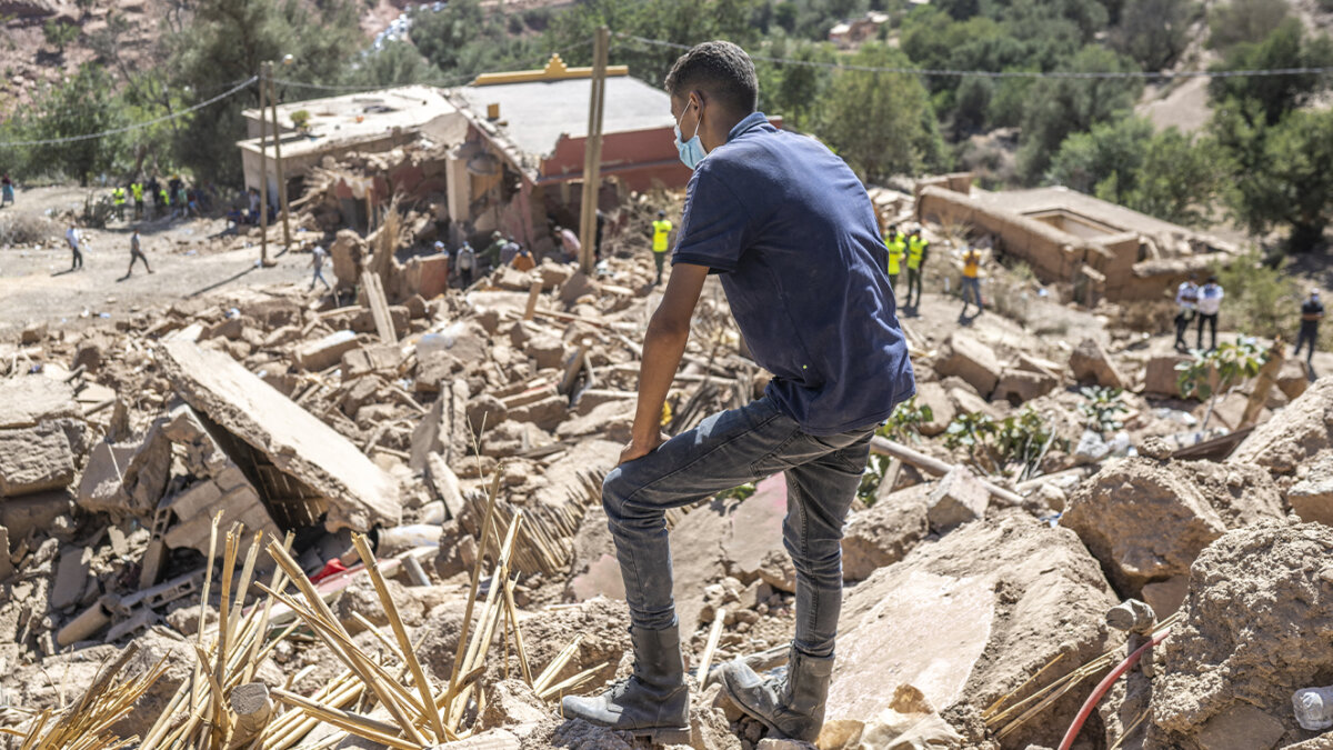 Carrera contra el reloj para encontrar supervivientes del sismo de Marruecos Los equipos de rescate marroquíes, apoyados por refuerzos extranjeros, continúan este lunes sus esfuerzos para encontrar supervivientes y asistir a los cientos de personas cuyas casas quedaron arrasadas por el sismo que dejó casi 2.700 muertos en Marruecos.