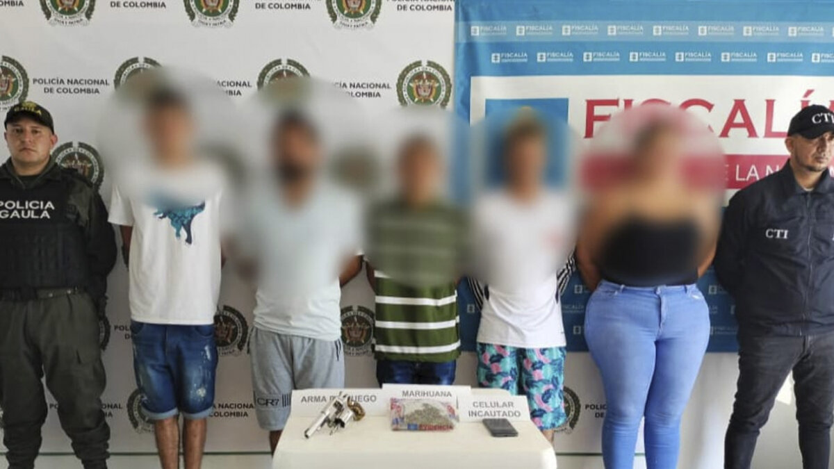 Cayeron 5 delincuentes que extorsionaban comerciantes en Cundinamarca y Tolima La Policía Nacional capturó a cinco delincuentes que extorsionaban a comerciantes con artefactos explosivos.