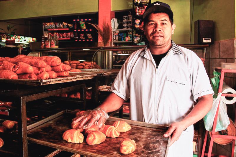 Colombia tiene dos de los mejores panes en el top 5 de todo el mundo Colombia es reconocida por su deliciosa diversidad gastronómica, pues hay platos que sorprenden a los turistas que visitan nuestro país, por eso, no es extraño que Colombia haga parte del top 5 de los panes más ricos de todo el mundo.
