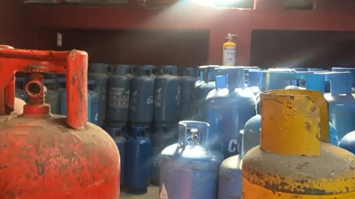 Encontraron una bodega con casi 800 pipetas de gas robadas en Soacha En el municipio de Soacha fue descubierta una bodega en la que se encontraban almacenadas un total de 755 pipetas de gas que había sido robadas para luego cargarlas de manera irregular y venderlas de manera ilegal.