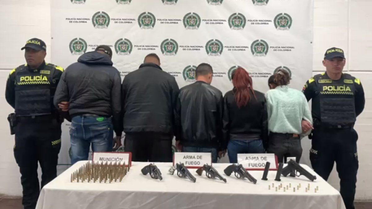 Los pillos que vendían material de guerra en Ciudad Bolívar La Policía Metropolitana de Bogotá informó la captura de cinco personas señaladas de vender material de guerra a varios delincuentes para cometer delitos en el sur de la capital.