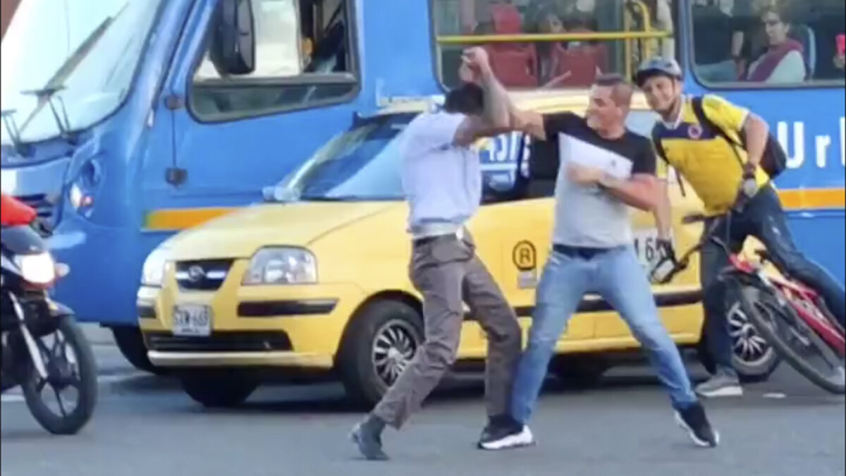 EN VIDEO: Conductor de Sitp y taxista se fueron a los golpes tras haber chocado Conductor de Sitp y taxista se pelearon en plena calle. Vea el video aquí.