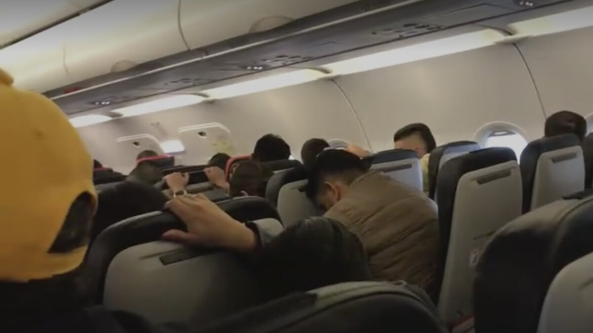 EN VIDEO: Pánico en vuelo de Avianca que tuvo que aterrizar de emergencia En video quedó registrado el momento de pánico que vivieron los pasajeros a bordo de un vuelo de Avianca que tuvo que aterrizar de emergencia.