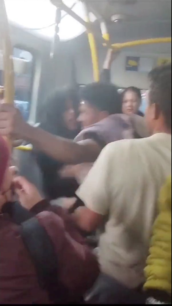 EN VIDEO: Grave pelea entre pasajeros en bus de TransMilenio Tres usuarios se metieron tremendo agarrón al interior de un TransMilenio que iba repleto. El hecho quedó registrado en video.