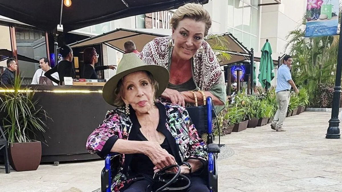 EN VIDEO: ¡Cómo han pasado los años! Silvia Pinal luce irreconocible a sus 93 años Silvia Pinal, la diva de la televisión mexicana y latinoamericana, cumplió 93 años. Aunque es normal que se note el paso de los años, en su caso, luce irreconocible.