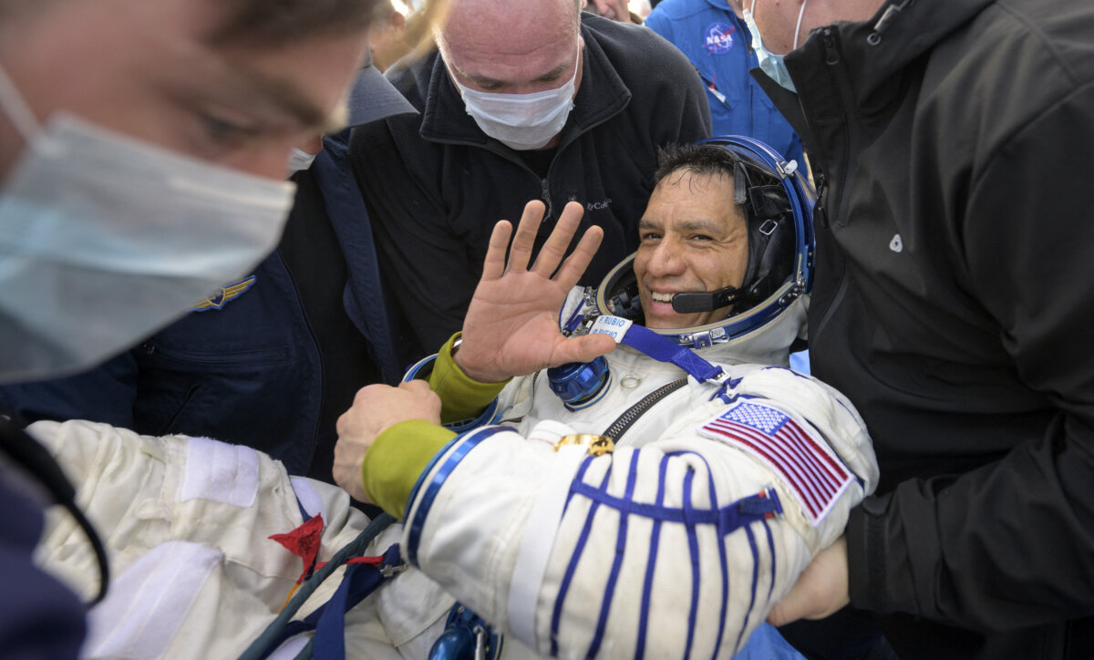 El astronauta Frank Rubio volvió a la tierra luego de pasar 371 días en el espacio Frank Rubio se convirtió en el astronauta que más tiempo ha permanecido en el espacio. El hombre completó un total de 371 días en la órbita de la Tierra, y durante la mañana de este miércoles por fin pudo regresar a nuestro planeta.