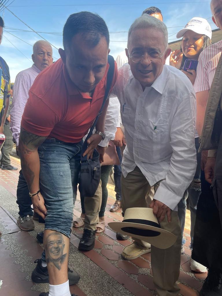 Hombre se tatuó la cara del expresidente Álvaro Uribe y él quedó sorprendido Un sargento de la reserva activa del Ejército decidió mostrar la profunda admiración que siente por el expresidente Álvaro Uribe, tatuándose su rostro en la piel.