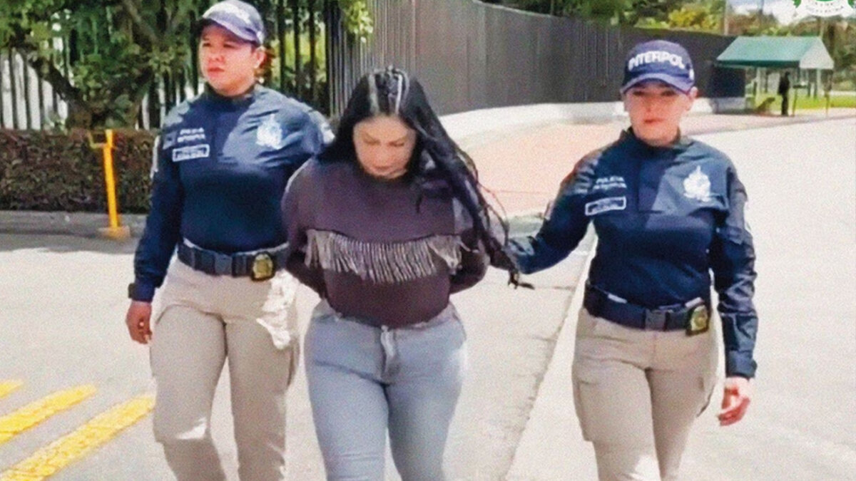 Ladrona de joyas cayó por un TikTok Una peligrosa ladrona que era buscada por la Interpol y que se escondía en una vivienda al sur de Bogotá, cayó por un video que subió su hija a TikTok. Esta es la historia: