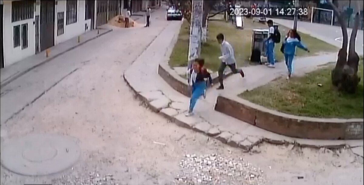 Menor de 13 años golpeó a dos niñas en un parque de Kennedy En un video quedó captado el momento en el que un niño de 13 años agrede violentamente a una niña en un parque del sector de Brasilia, en Kennedy.