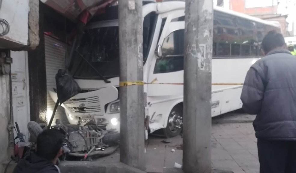 ÚLTIMA HORA: Accidente entre bus escolar y motociclista deja dos muertos Aparatoso accidente entre bus escolar y un motociclista deja dos personas muertas en Ciudad Bolívar.