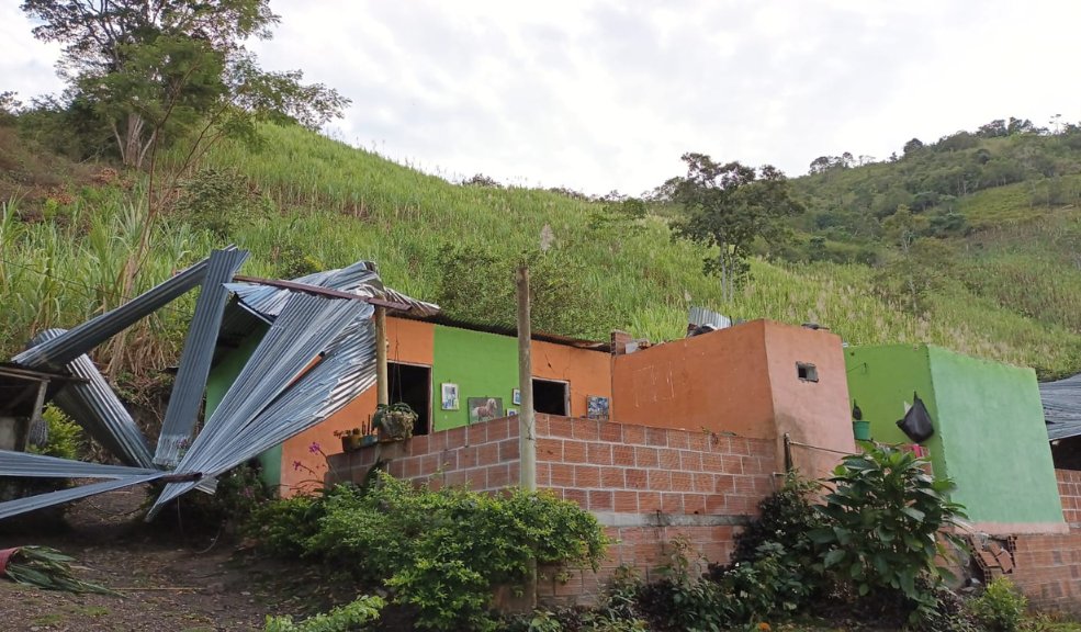 15 viviendas afectadas por vendaval en Cundinamarca La noche de este viernes se presentó un fuerte vendaval que en el municipio de Caparrapí, en Cundinamarca, que dejó 15 viviendas afectadas.