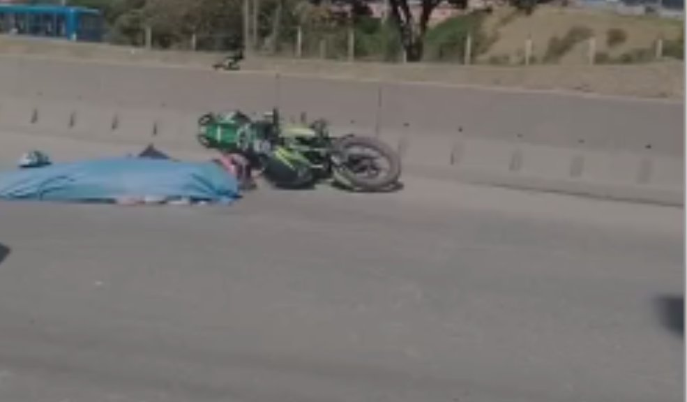 ÚLTIMA HORA: Trágico accidente cobró la vida de una motera en la Av. Boyacá con Av. Villavicencio Una motociclista falleció tras chocar con un tractocamión en la Av. Boyacá con Av. Villavicencio.