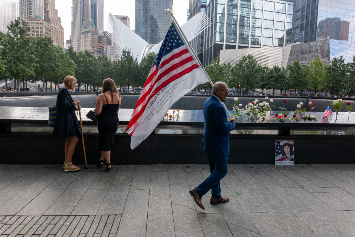 Se cumplen 22 años del atentado a las Torres Gemelas Este lunes se cumplen 22 años del atentado terrorista ocurrido en el World Trade Center de Nueva York, donde se derrumbaron las Torres Gemelas, causando la muerte de 2.996 personas.