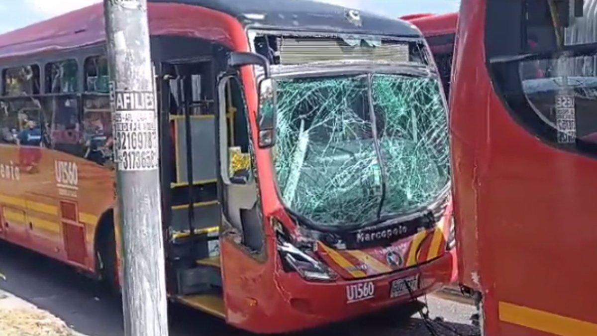 Fuerte accidente de tránsito entre buses de TransMilenio en Puente Aranda Dos buses articulados de TransMilenio sufrieron un fuerte accidente de tránsito a la altura de Calle 13 con Carrera 46 en la localidad de Puente Aranda.