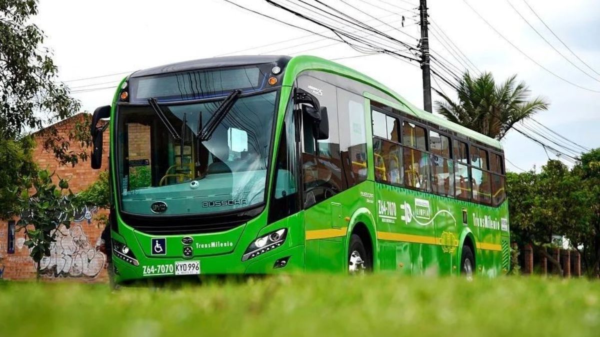 Robo masivo al interior de un bus alimentador en Ciudad Bolívar Delincuentes robaron a pasajeros que se movilizaban en un bus alimentador en la localidad de Ciudad Bolívar.