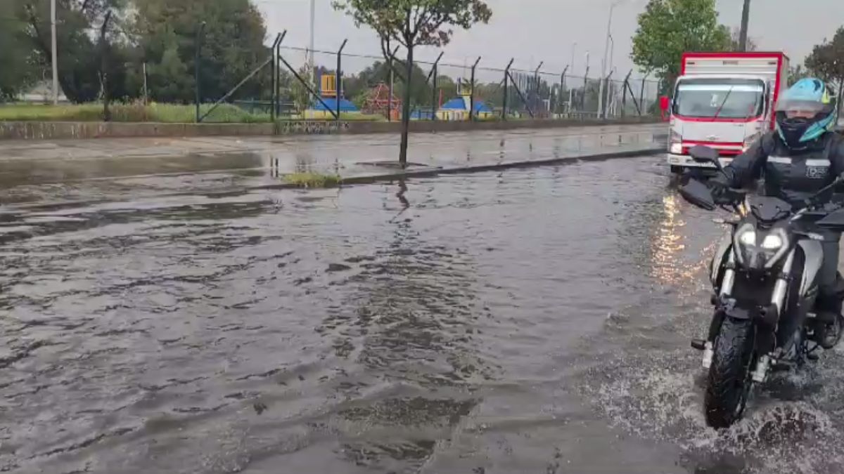 Fuertes lluvias generaron caos en vías de Bogotá Sobre el medio día de este jueves se registró un fuerte aguacero que causó inundaciones en principales vías de la capital.