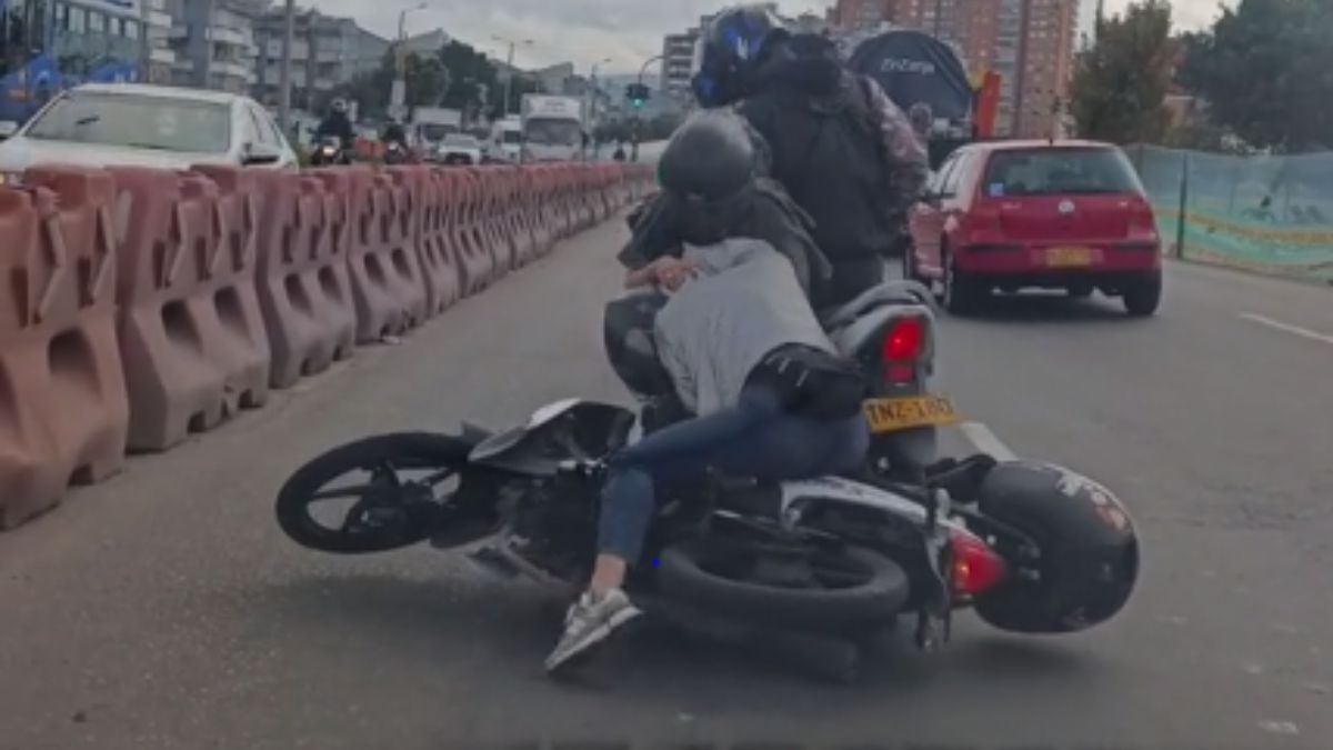 EN VIDEO: Dos mujeres protagonizaron tremenda pelea sobre una vía En video quedó registrado en momento en el que dos mujeres que se movilizan en moto, resultan agarrándose del pelo en plena calle.