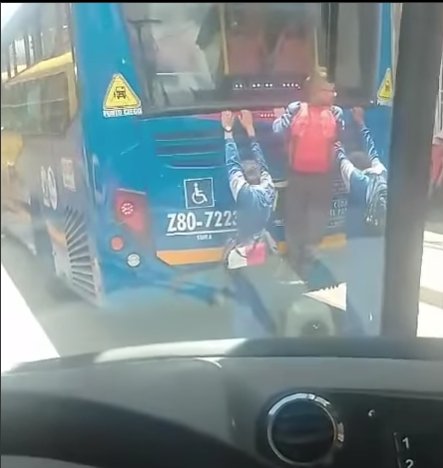 Terrible maniobra de niños por colgarse de un bus del Sitp Por medio de un vídeo residentes del barrio Sierra Morena, de Ciudad Bolívar, denuncian las maniobras que realizan los niños para colgarse de la parte de atrás de un Sitp.