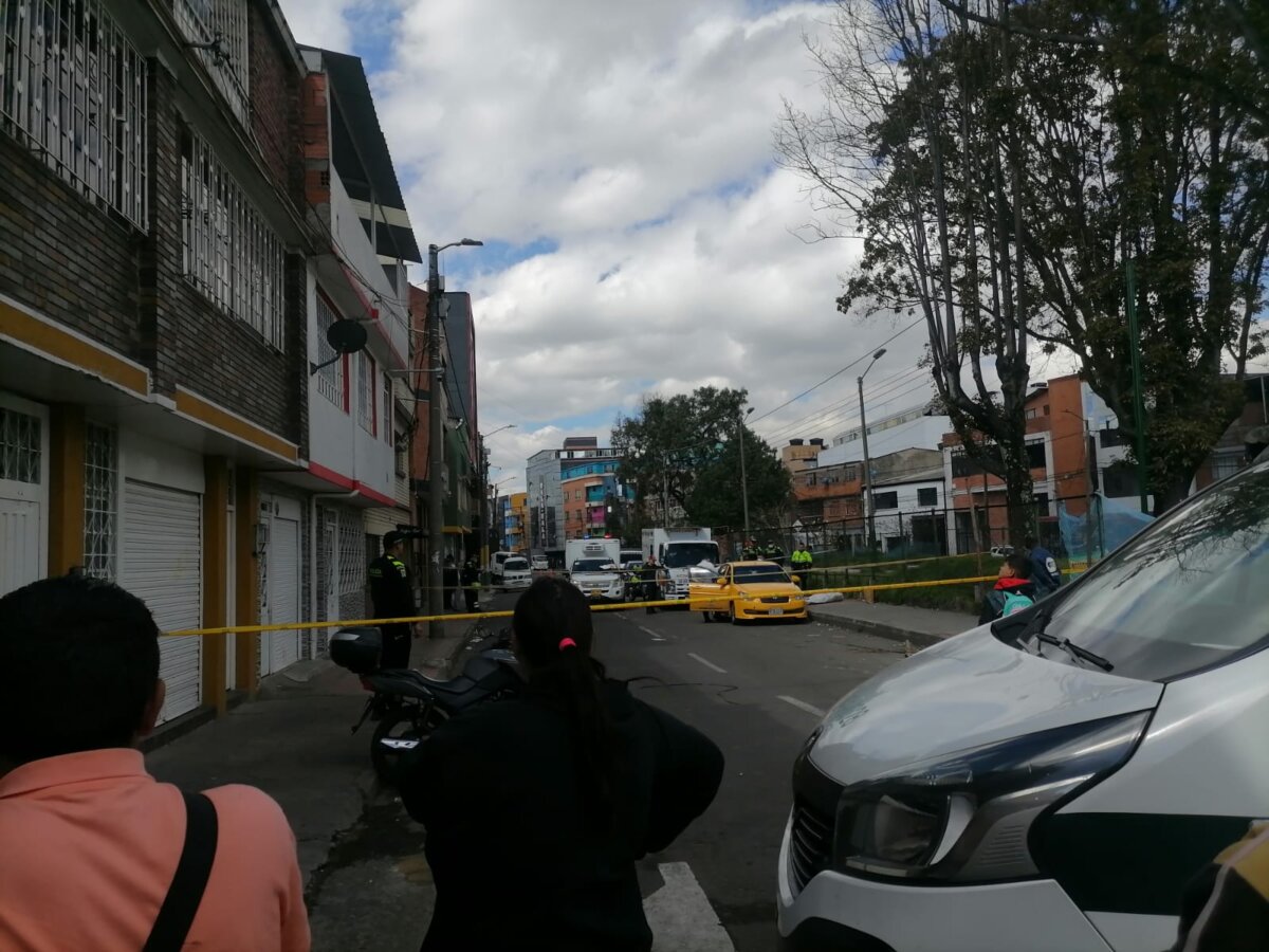 ÚLTIMA HORA: Encuentran a un taxista muerto dentro de su carro en Las Ferias Hace pocos minutos el cuerpo de un taxista fue hallado al interior de su vehículo en el sector de Las Ferias, en Engativá.
