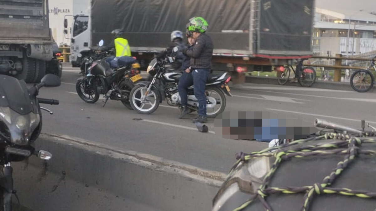 ÚLTIMA HORA: Motociclista murió en accidente de tránsito en Fontibón Durante la tarde de este jueves se presentó un fatal accidente de tránsito sobre la Avenida Centenario (Calle 13) con Avenida Boyacá, en la localidad de Fontibón. El hecho ocurrió sobre las 5:41 p.m.