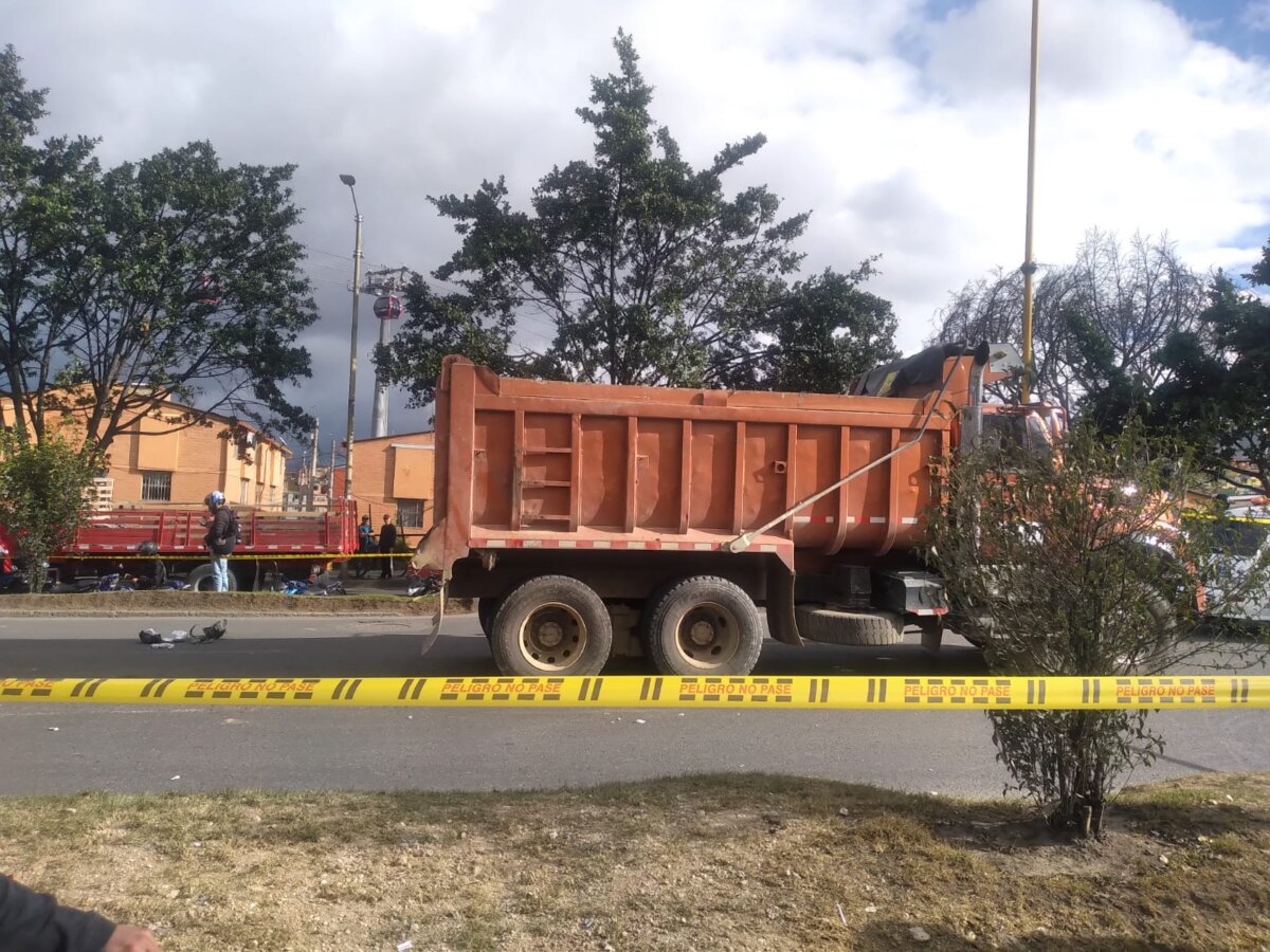 Un motociclista y su acompañante fallecieron en trágico accidente de tránsito Hace pocos minutos se registró un aparatoso accidente de tránsito que cobró la vida de un hombre y una mujer que se movilizaban en una motocicleta, por la localidad de Ciudad Bolívar.