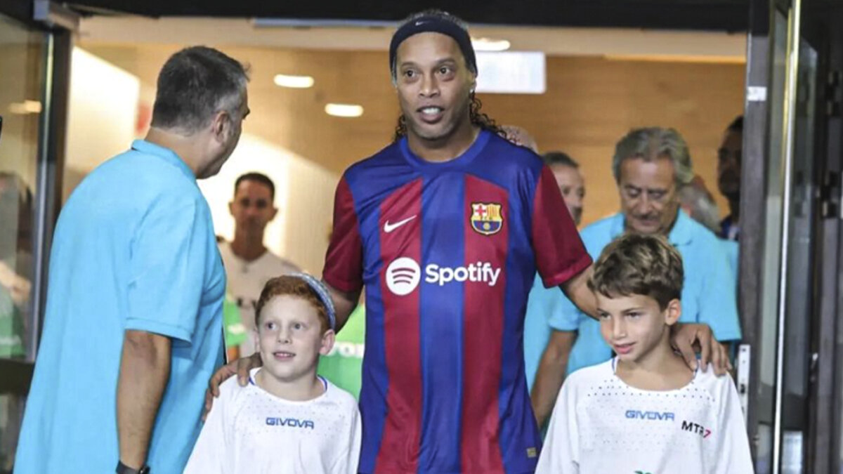 Video: Ronaldinho, con la magia intacta, gambetea hasta a los hinchas Pasan los años y la magia de Ronaldinho sigue intacta. De esta manera lo demuestra en los partidos de exhibición que realiza, los más recientes con las leyendas del Barcelona.