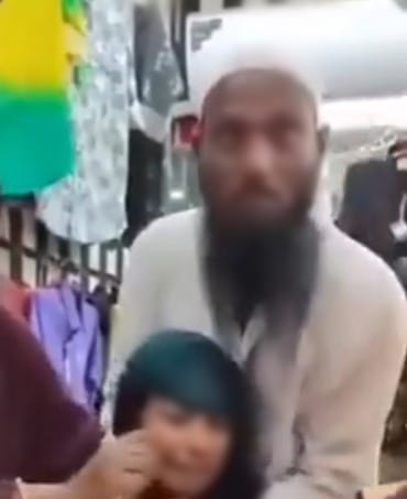 EN VIDEO: niña fue obligada a casarse con un hombre mayor En redes sociales se hizo viral el video de una niña que está llorando porque, al parecer, estaba siendo obligada a casarse con un hombre mayor en Bangladesh.
