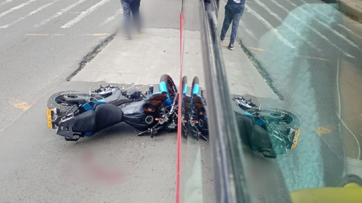 ÚLTIMA HORA: Grave accidente entre bus de TransMilenio y un motociclista en la Caracas En las últimas horas se registró un accidente de tránsito entre un bus de TransMilenio y un motociclista en la Av. Caracas.