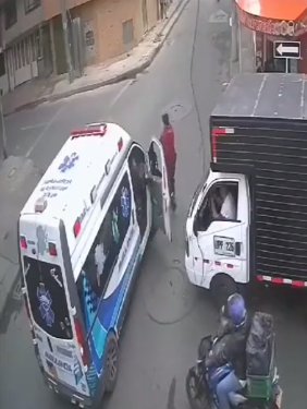 EN VIDEO: Paramédicos golpearon a conductor de un camión en Bogotá Paramédicos de una ambulancia golpearon al conductor de una camión en plena calle. Vea el video aquí.