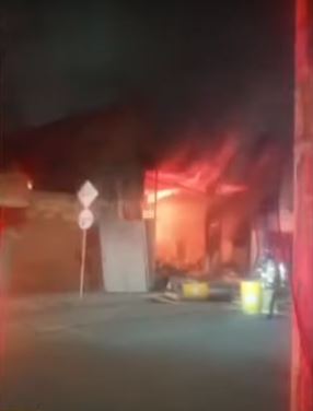 Pánico por voraz incendio en una fábrica de pinturas en Kennedy