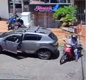 EN VIDEO: Pillo distrae a conductores para robarlos Delincuentes simulan un choque para distraer a conductores y robarlos. Vea el video aquí.