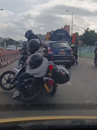 EN VIDEO: Dos mujeres protagonizaron tremenda pelea sobre una vía En video quedó registrado en momento en el que dos mujeres que se movilizan en moto, resultan agarrándose del pelo en plena calle.