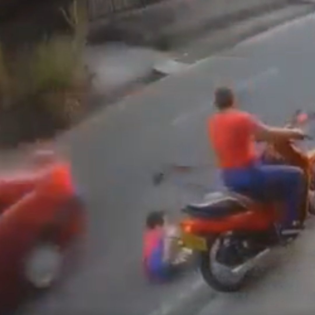 EN VIDEO: Niño se salvó de morir arrollado tras ser empujado de una moto En redes sociales se ha viralizado un video en el que una mujer empuja a un niño de una moto y lo hace caer sobre un costado de la vía, situación que por poco termina en tragedia.
